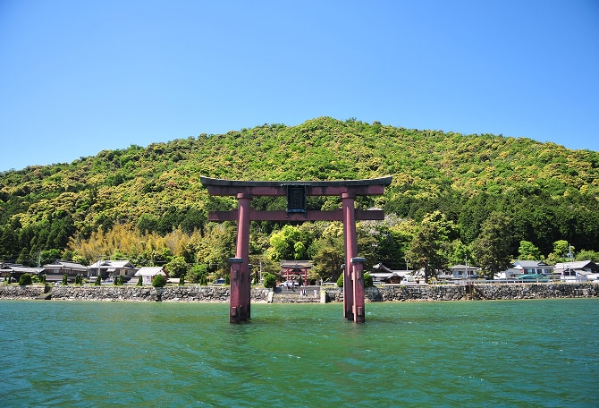 びわ湖に浮かんだ白鬚神社の鳥居